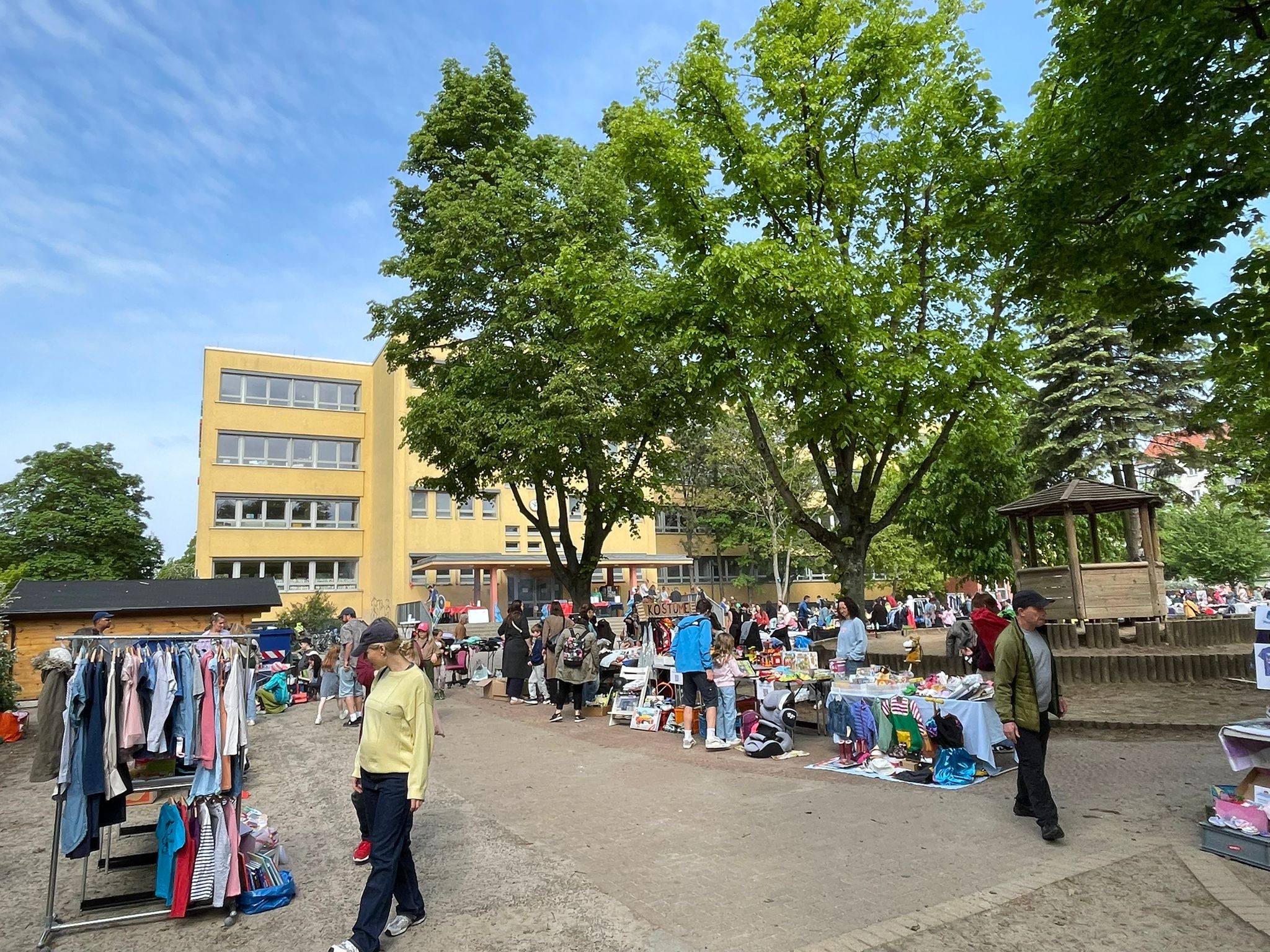Trödelmarkt auf dem Schulhof der Klecks-Grundschule in Pankow